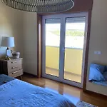 Vakantiehuis Welcoming House With Terrace And Garden In Barra De Mira Areao