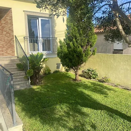 Welcoming House With Terrace And Garden In Barra De Mira Vakantiehuis