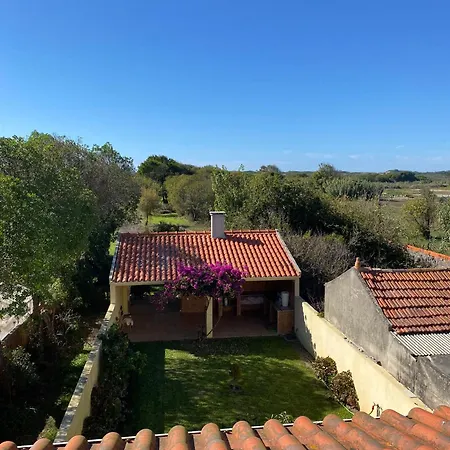 Vakantiehuis Welcoming House With Terrace And Garden In Barra De Mira Areao